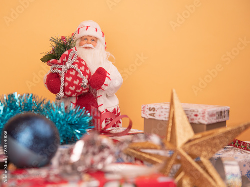 Деде Мороз с подарками, звездой на желтом фоне
