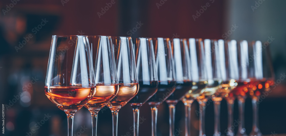 Wine glasses in a row. Buffet table celebration of wine tasting. Nightlife, celebration and entertainment concept - obrazy, fototapety, plakaty 