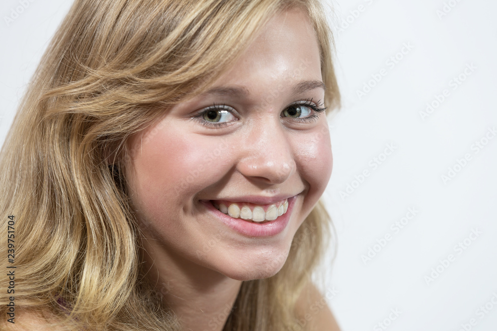 Junge schöne Frau lächelt in die Kamera Junge schöne Frau lächelt in die Kamera