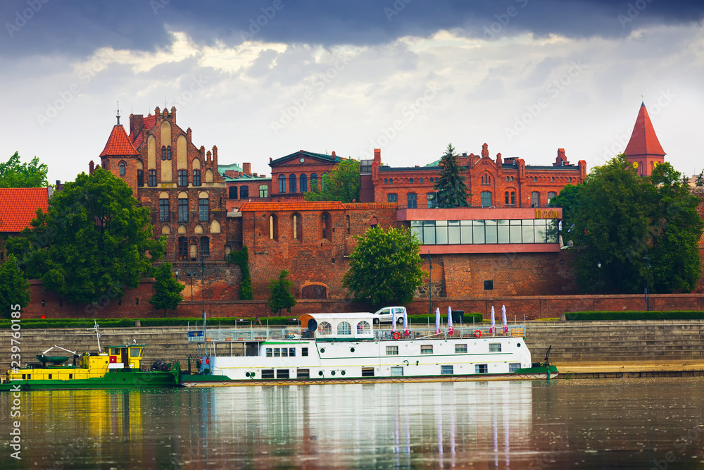 Naklejka premium Torun with castle of Teutonic Order over Vistula river