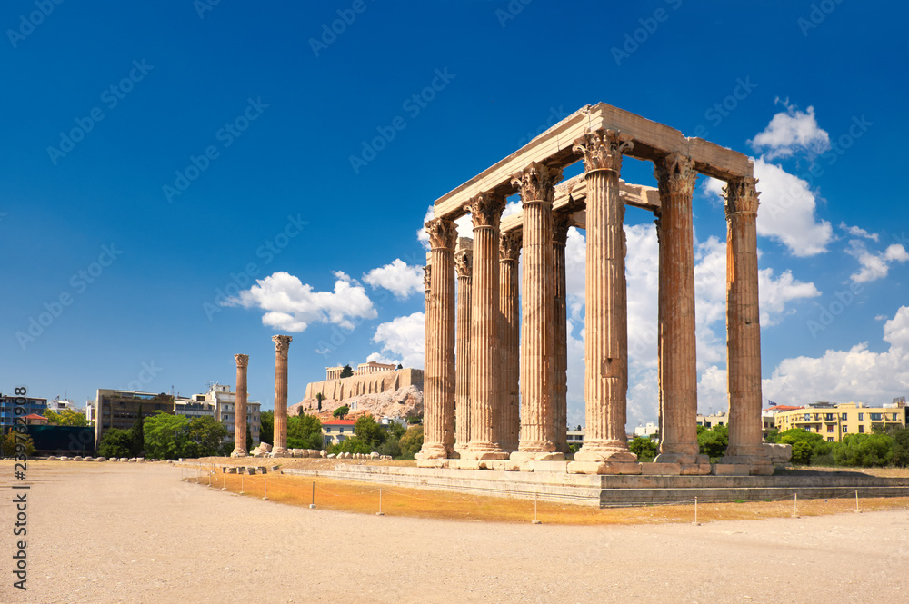 Fototapeta premium Temple of Zeus with Acropolis on the background in Athens, Greece