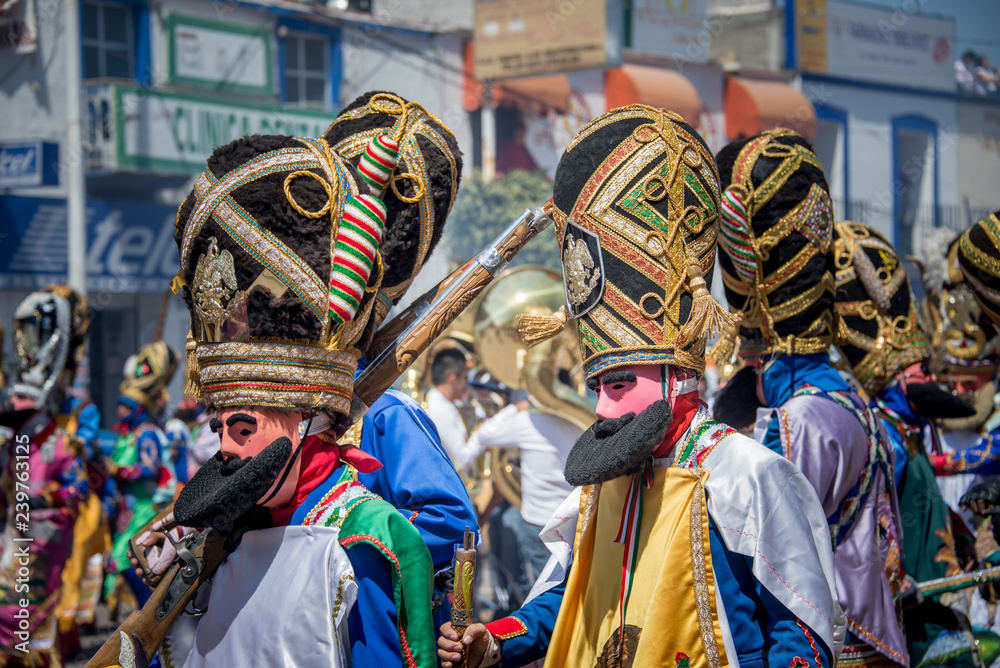 danzantes de carnaval mexicanos en Puebla, con barbas blancas sombreros multicolores , tradiciones mexicanas