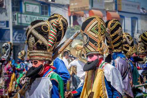 danzantes de carnaval mexicanos en Puebla, con barbas blancas sombreros multicolores , tradiciones mexicanas
