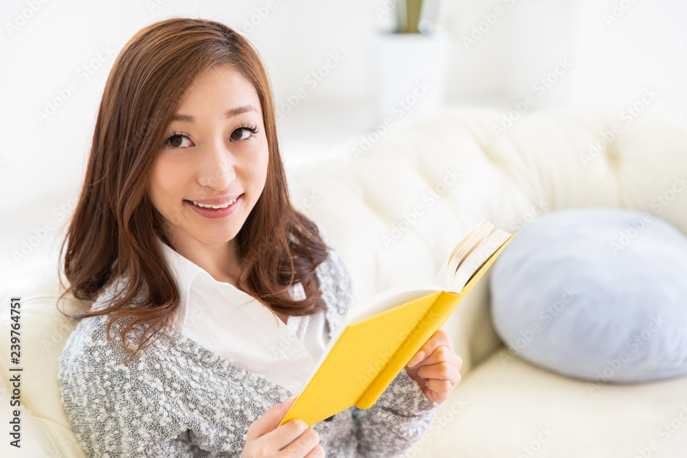 本を読む女性