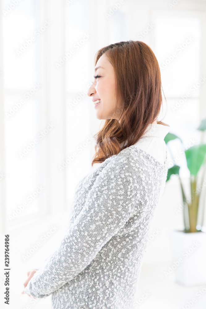 部屋でリラックスする女性 部屋でリラックスする女性