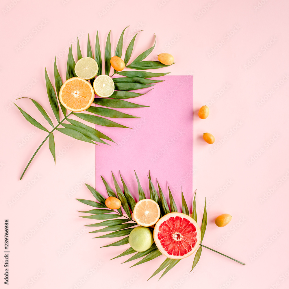 Fototapeta Kreatywny układ z papieru i letnich owoców tropikalnych na różowym tle. Koncepcja żywności. układ płaski, widok z góry