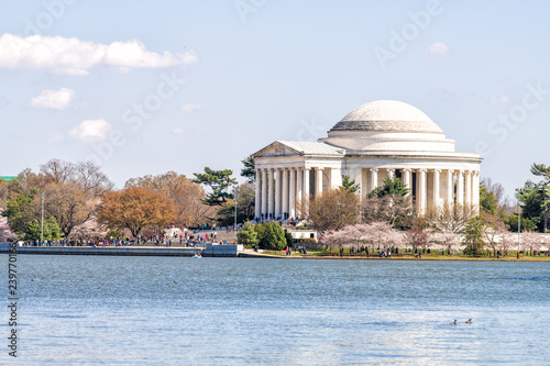 Foto Tidal Basin water, Thomas Jefferson Memorial reflection in spring, springtime, c