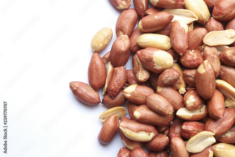ピーナッツ - Peanuts isolated on white background ピーナッツ - Peanuts isolated on white background