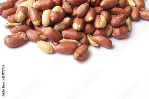 ピーナッツ - Peanuts isolated on white background
