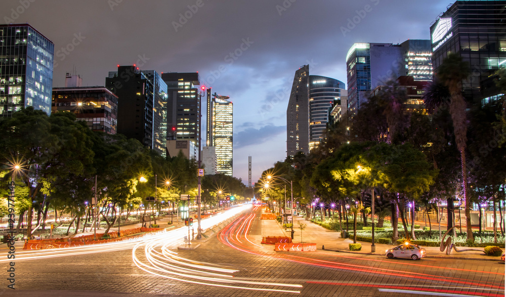 Obraz premium busy traffic at night