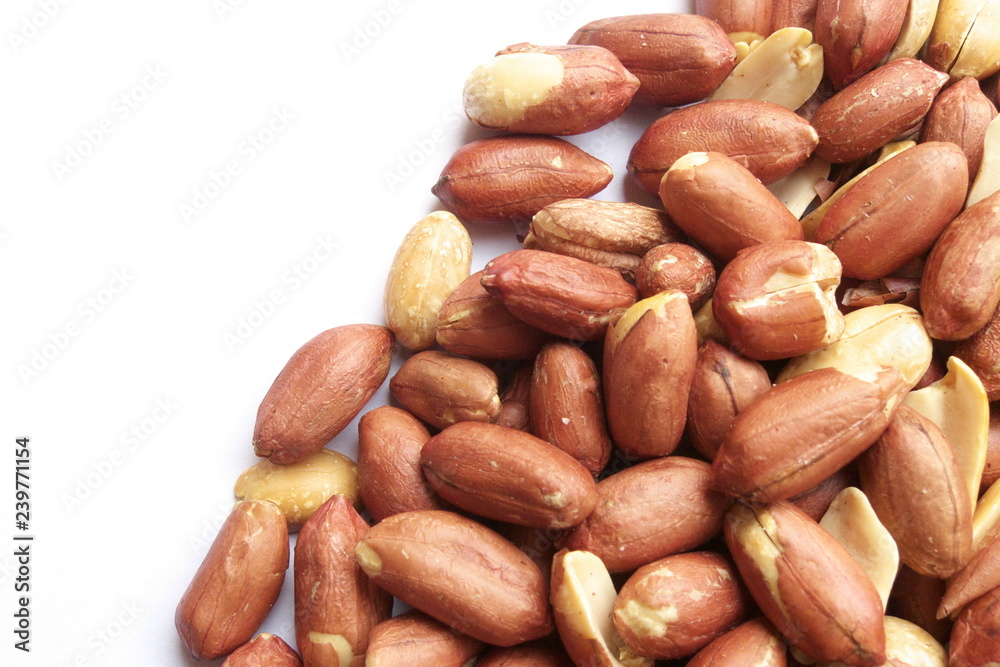 ピーナッツ - Peanuts isolated on white background ピーナッツ - Peanuts isolated on white background