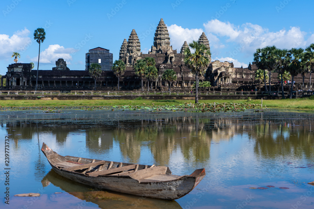 Naklejka premium odbicie wody Angkor Wat w Kambodży