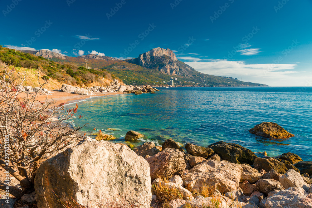 Obraz premium Rocky seashore, mountain and seascape on a sunny day