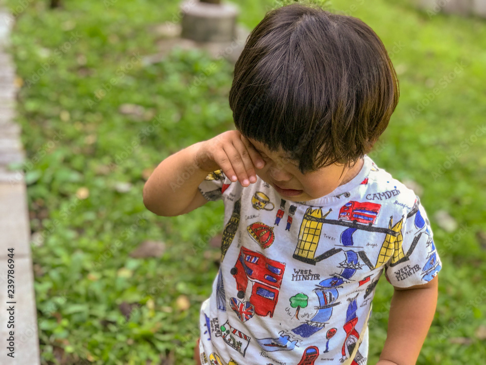 泣いている男の子 泣いている男の子