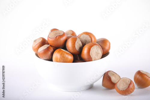 фундук орех свежий урожай лежит на столе 