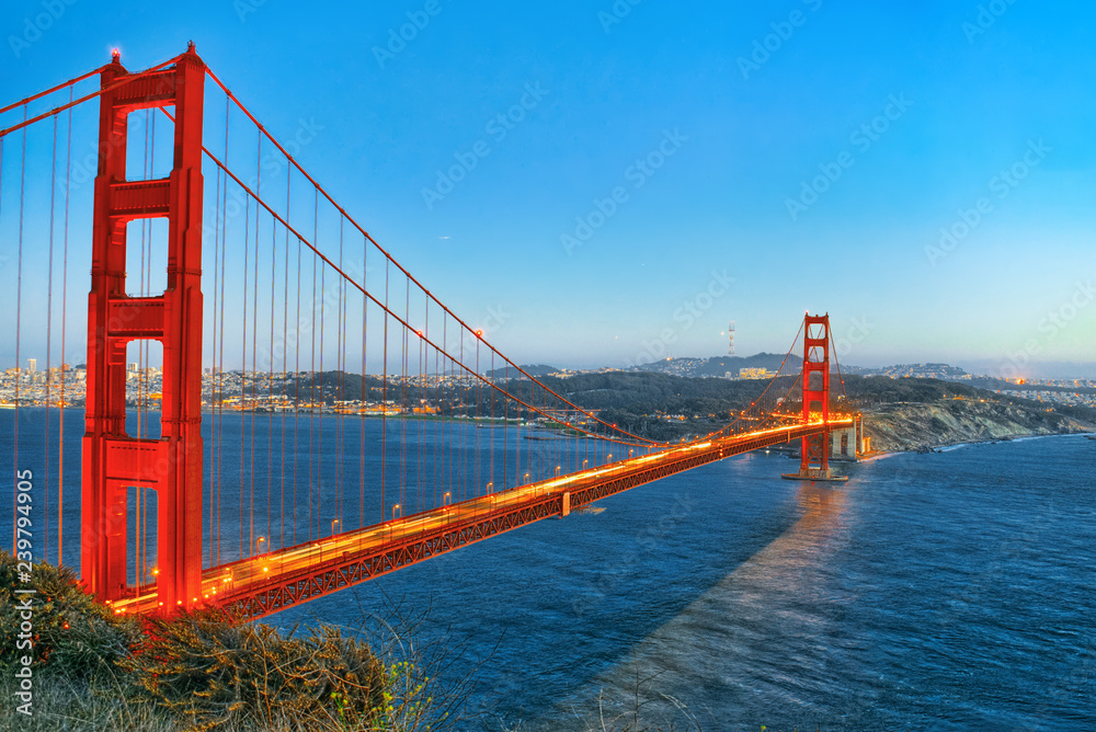Obraz premium Panorama of the Gold Gate Bridge and San Francisco city at night, California.ставрпо