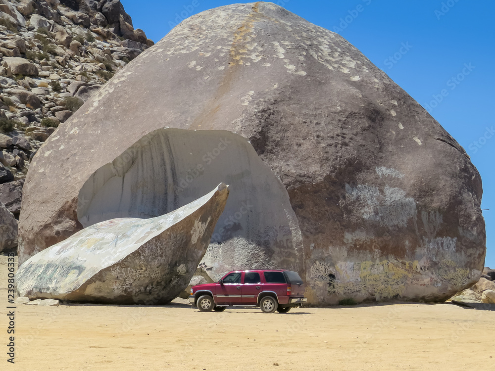 Giant Rock largest free standing boulder North America Stock-Foto | Adobe  Stock
