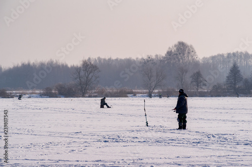 Zima na Podlasiu. Zalew Dojlidy pokryty śniegiem i lodem. Polska, Białystok