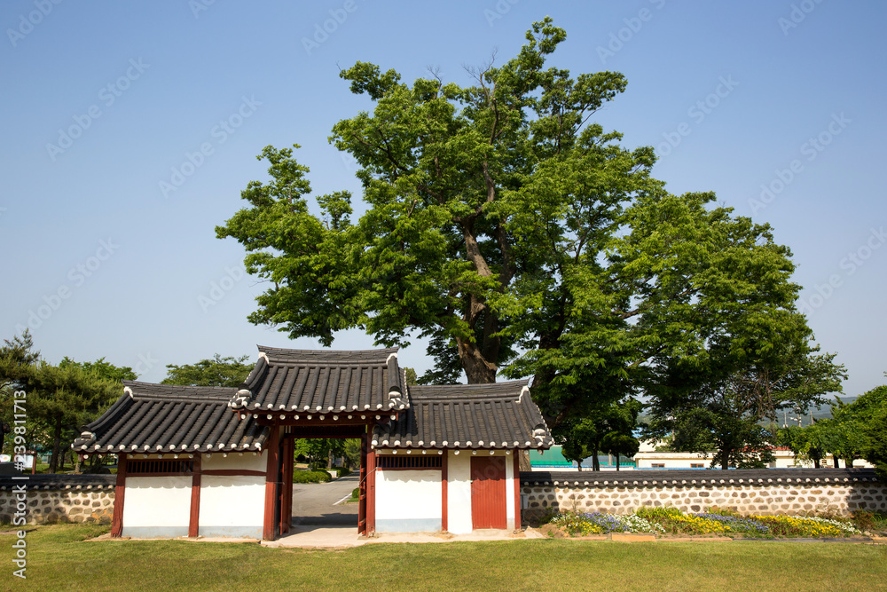 Daeheungdongheon is a Joseon Dynasty building in Korea.