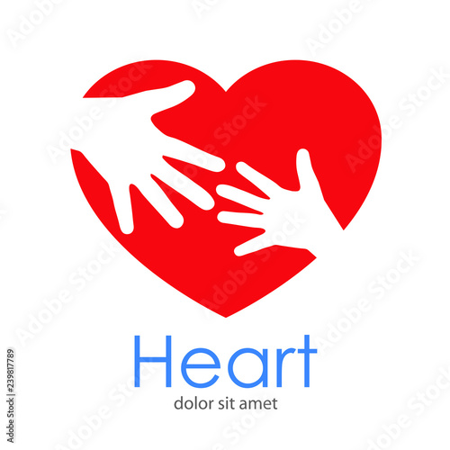 Logotipo abstracto con texto Heart con dos manos de tamaño diferente en corazón en espacio negativo en color rojo