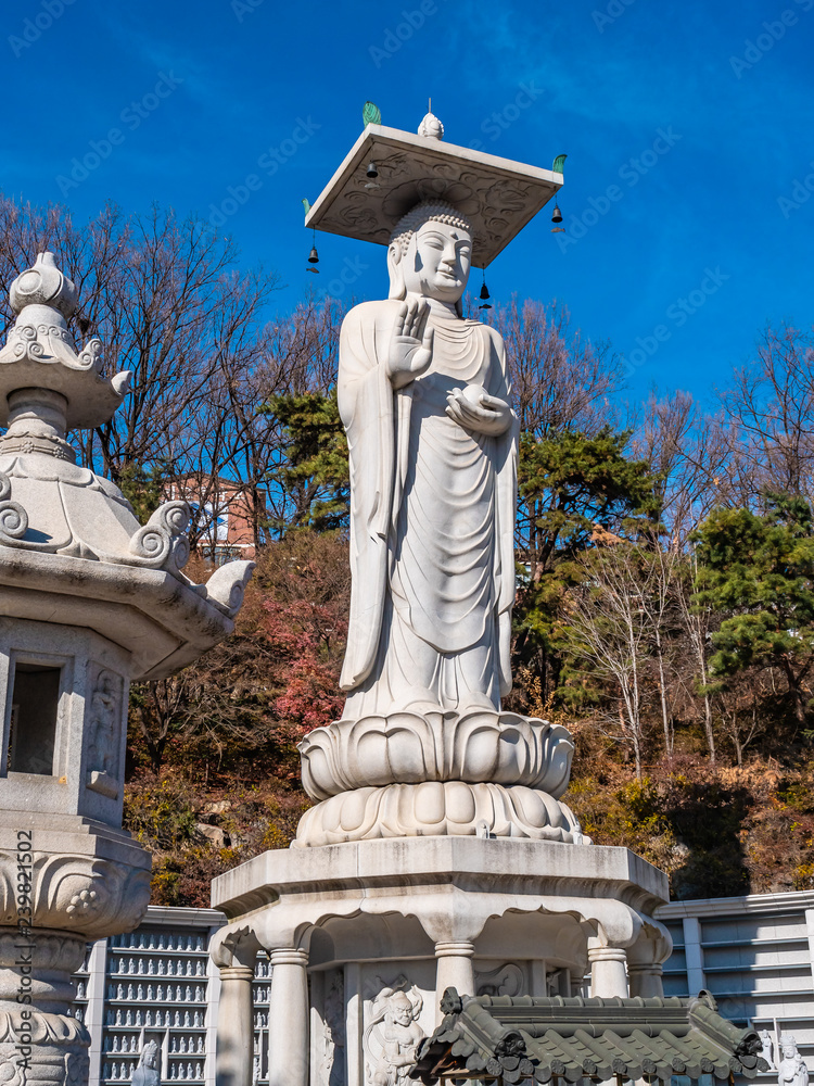 Obraz premium Beautiful Buddhism Statue in Bongeunsa Temple