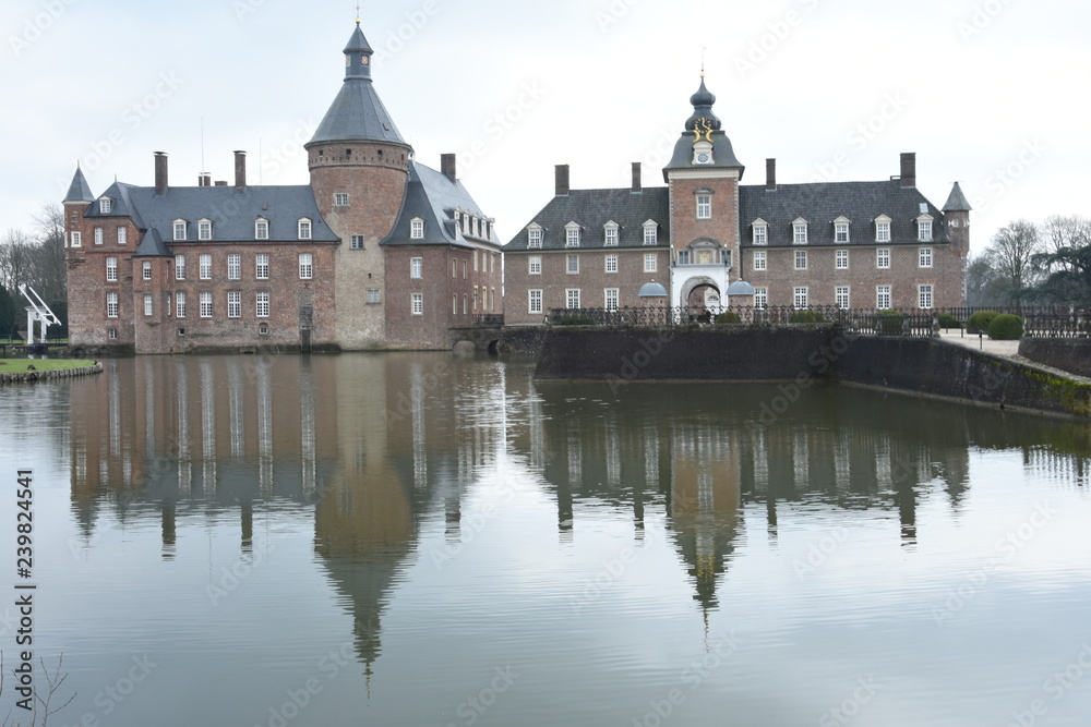 Wasserburg Schloss Anholt met gracht en ophaalbrug en reflectie in het water