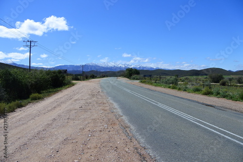 Fotografia Schneebedeckte Gipfel am Horizont in der kleinen Karoo in Südafrika