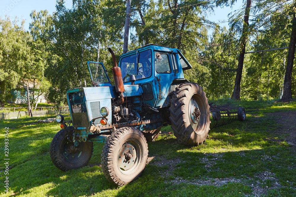 Fototapeta Stary traktor w willage