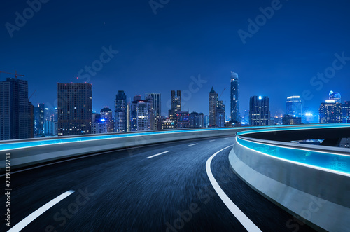 Curvy flyover highway moving forward road with Bangkok cityscape night scene view Fototapet