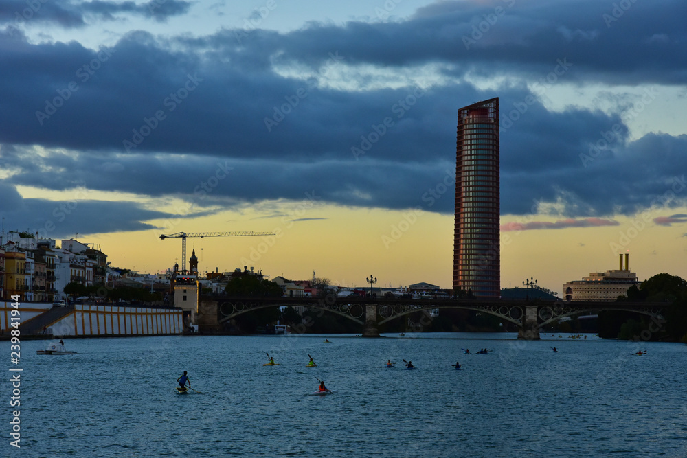 Obraz premium Sunset on the Guadalquivir river in Seville, Spain