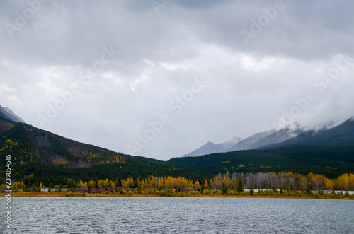 秋のカナディアンロッキー　雨の晴れ間のバーミリオン湖と貨物列車（バンフ国立公園　カナダ・アルバータ州） © tatsuo115
