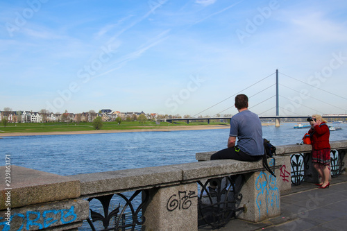 Touristen genießen den Blick auf den Rhein bei Düsseldorf 