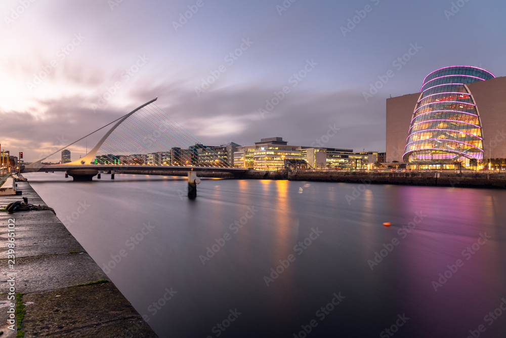Naklejka premium Widok na panoramę Dublina i rzekę Liffey o zmierzchu
