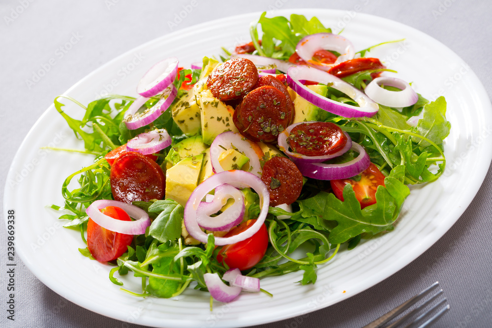 Salad with arugula and grilled sausages