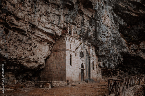 Italien - Die Kirche im Fels