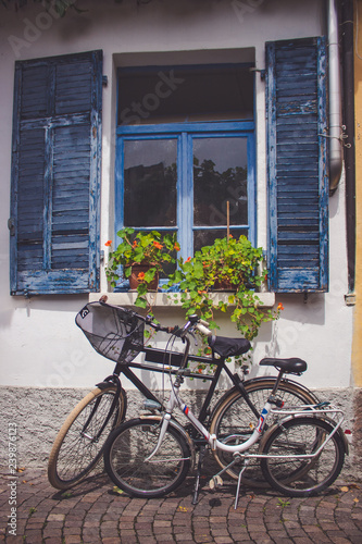 Bike placed under a window full of flowers © NDStock