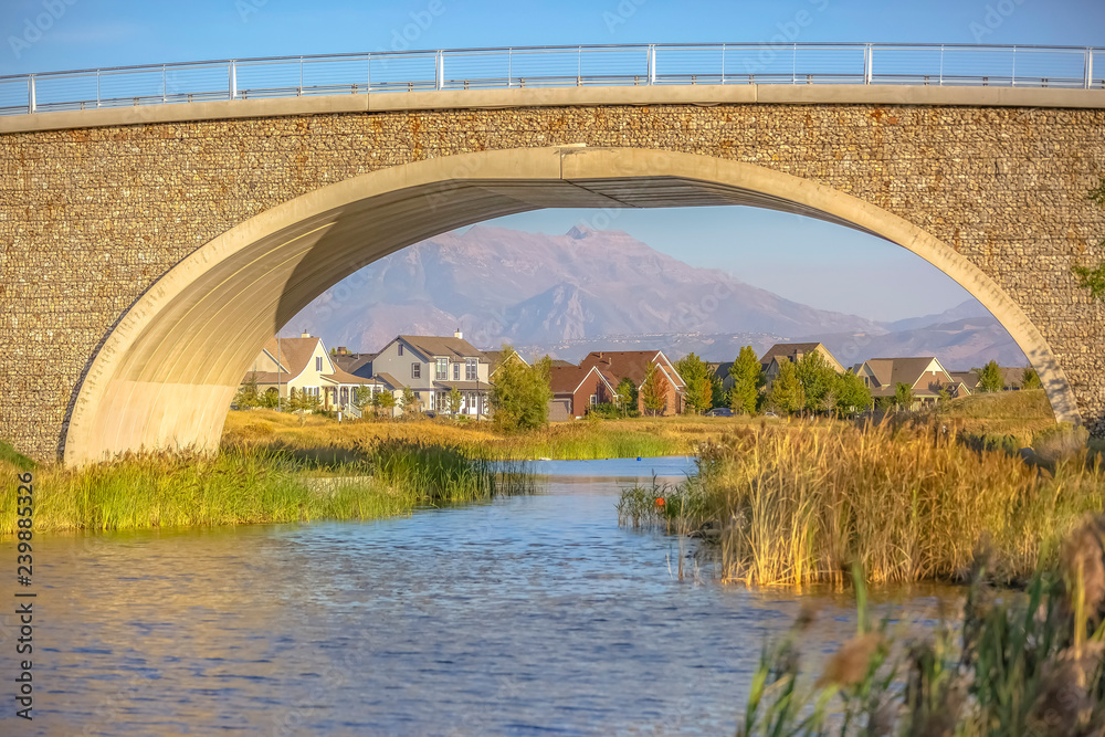 Fototapeta premium Most łukowy nad jeziorem Oquirrh w Daybreak w stanie Utah