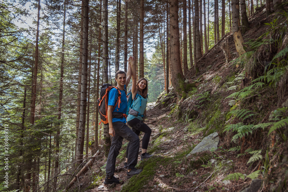 Obraz premium strong couple hiking in the mountains