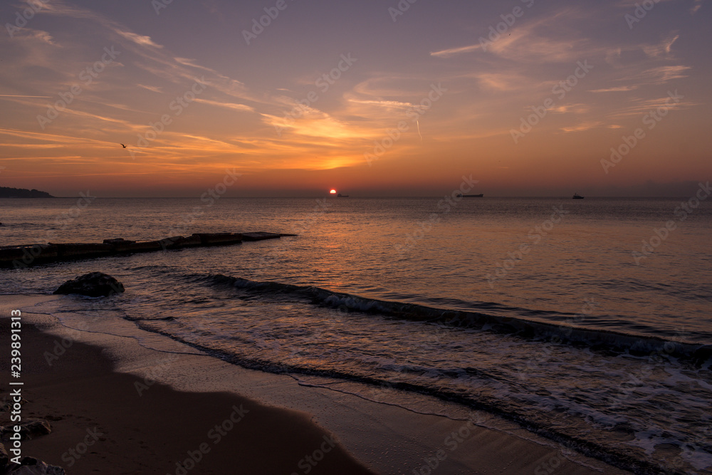 Obraz premium Early autumn sea sunrise at the beach.