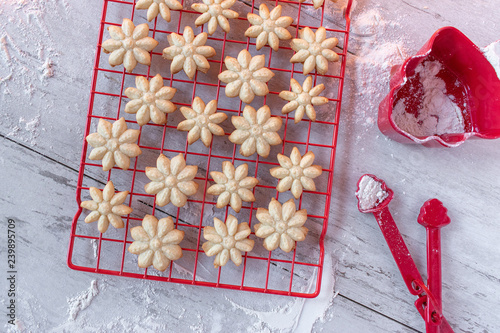 фотографія Baked Christmas sugar cookies pressed shapes on baking sheet flat lay