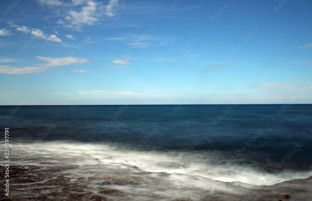 Mittelmeerlandschaft mit weichen Wellen, Horizont und blauen Himmel auf Zypern