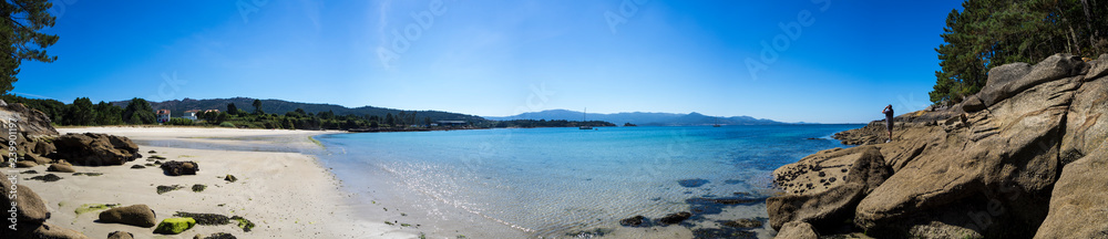 Playas paradisíacas con arena blanca y mar azul en la zona de Muros a Corrubedo en la Costa da Morte de Galicia, España, verano de 2018