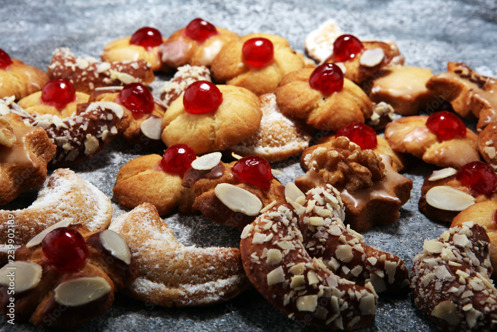 Fototapeta premium cookies, nuts and gingerbread a christmas bakery concept. xmas cookies