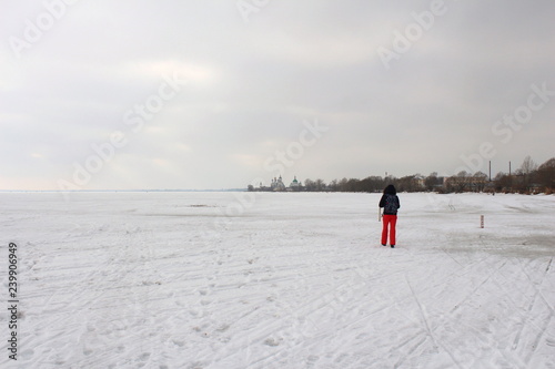 Russia. A lone man walks on a snow-covered plain/ Россия. Одинокий человек идет по заснеженной равнине.