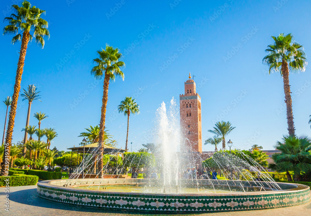 Naklejka premium Minaret Meczet Księgarzy w starej medynie w Marakeszu, Maroko