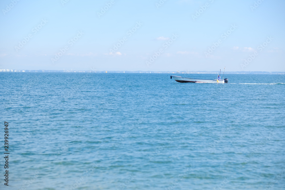 海を走るボート