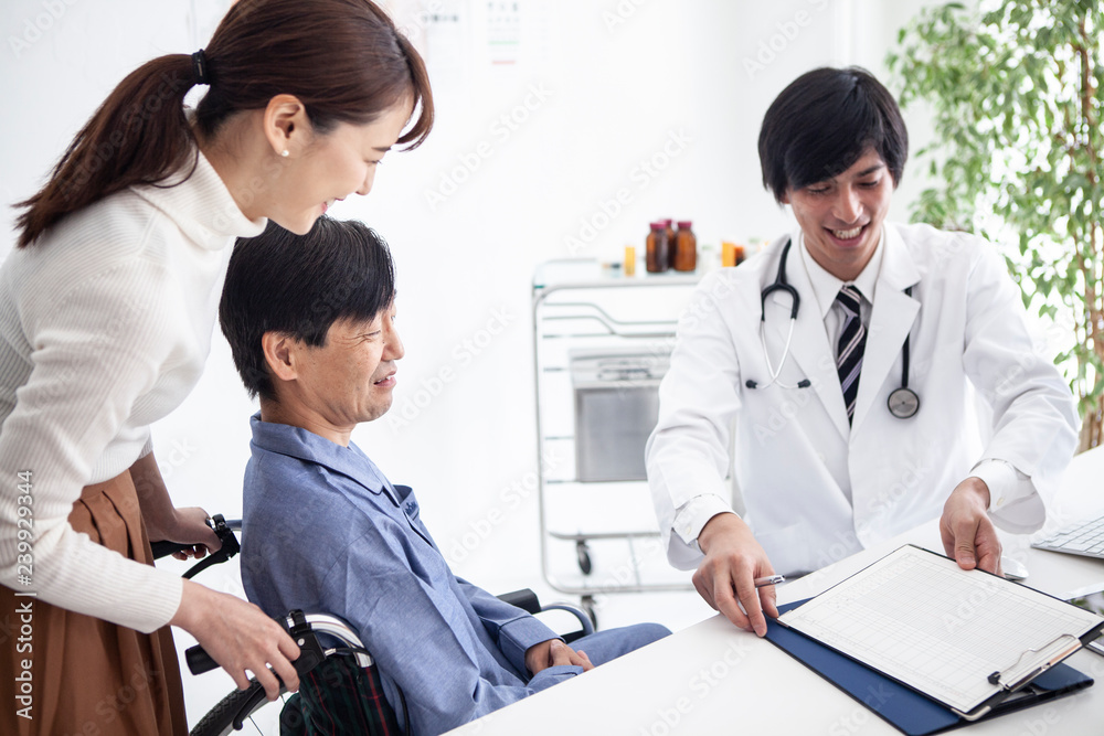 医師の診断結果を聞く笑顔の親子 医師の診断結果を聞く笑顔の親子