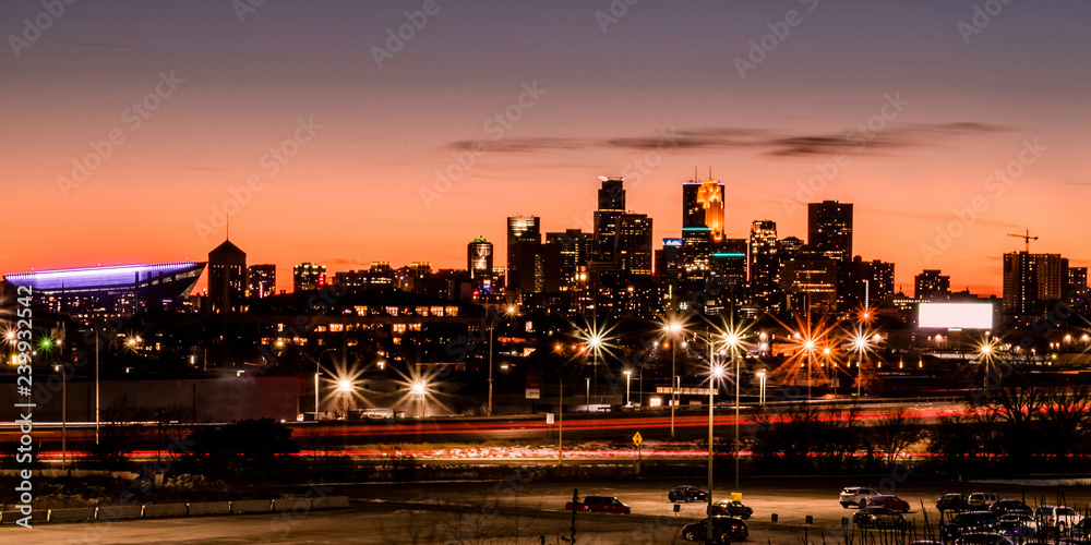 Fototapeta premium Minneapolis downtown skyline at sunset