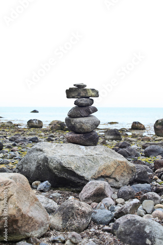 Steinskulptur am Steinstrand