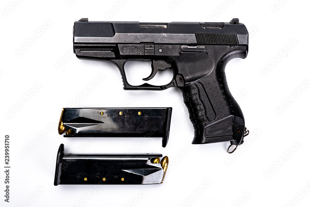 Konserwacja pistoletu. Pistolet na białym tle. Konserwacja pistoletu. Pistolet na białym tle.